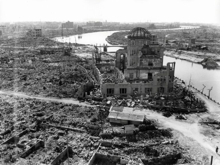 Veduta aerea della città di Hiroshima devastata dal bombardamento atomico del 1945